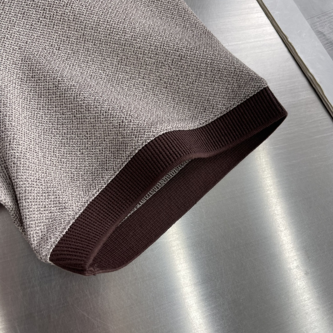 -BV 26春夏Polo衫，成熟儒雅质感直接拉满经典简约翻领版型，低调提升整体精致格调，利落修饰颈部线条