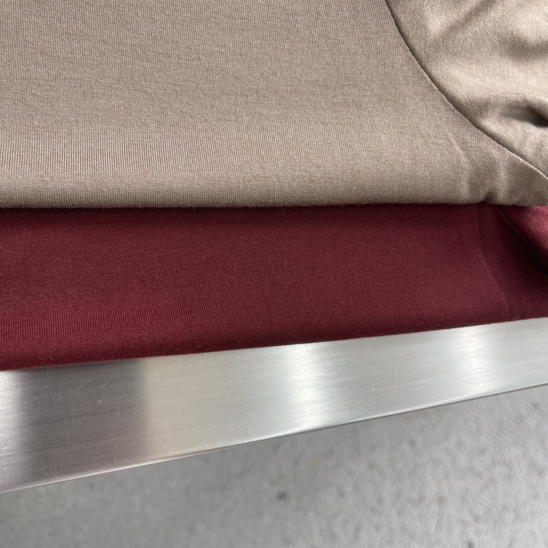 -Loro Piana 新款天丝棉T恤，这款T恤采用天丝➕羊毛面料制作而成，后领口处饰有Loro Pia