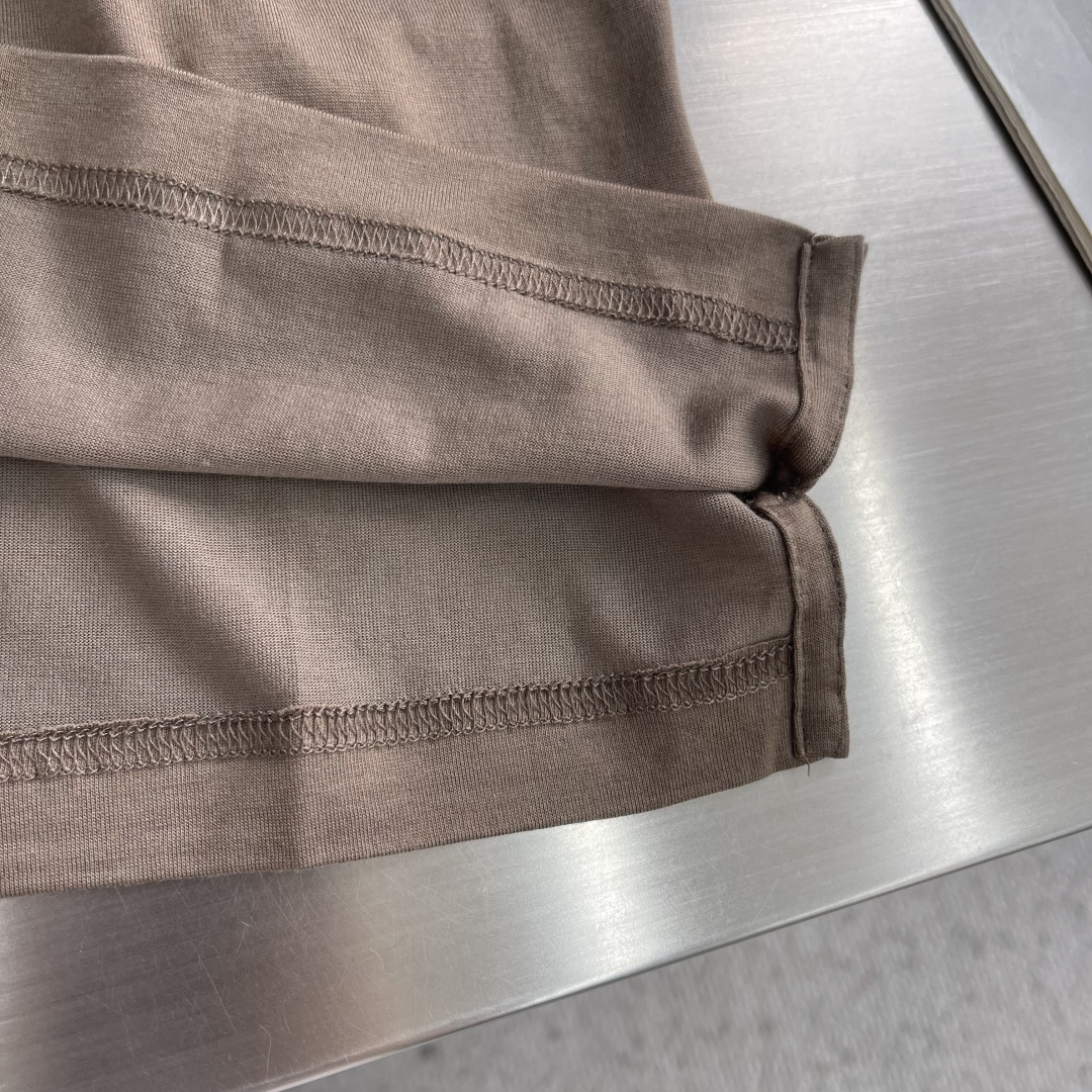 -Loro Piana 新款天丝棉T恤，这款T恤采用天丝➕羊毛面料制作而成，后领口处饰有Loro Pia