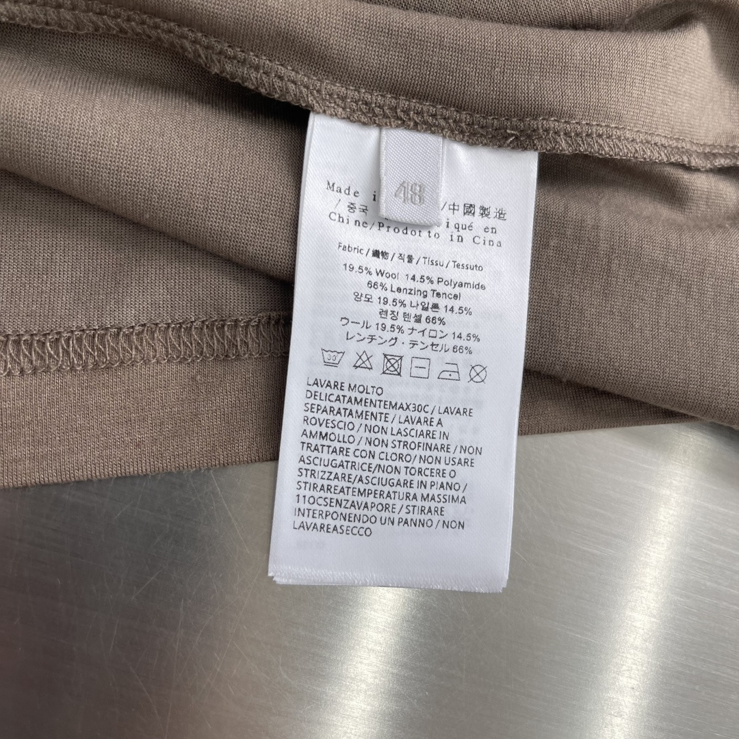 -Loro Piana 新款天丝棉T恤，这款T恤采用天丝➕羊毛面料制作而成，后领口处饰有Loro Pia