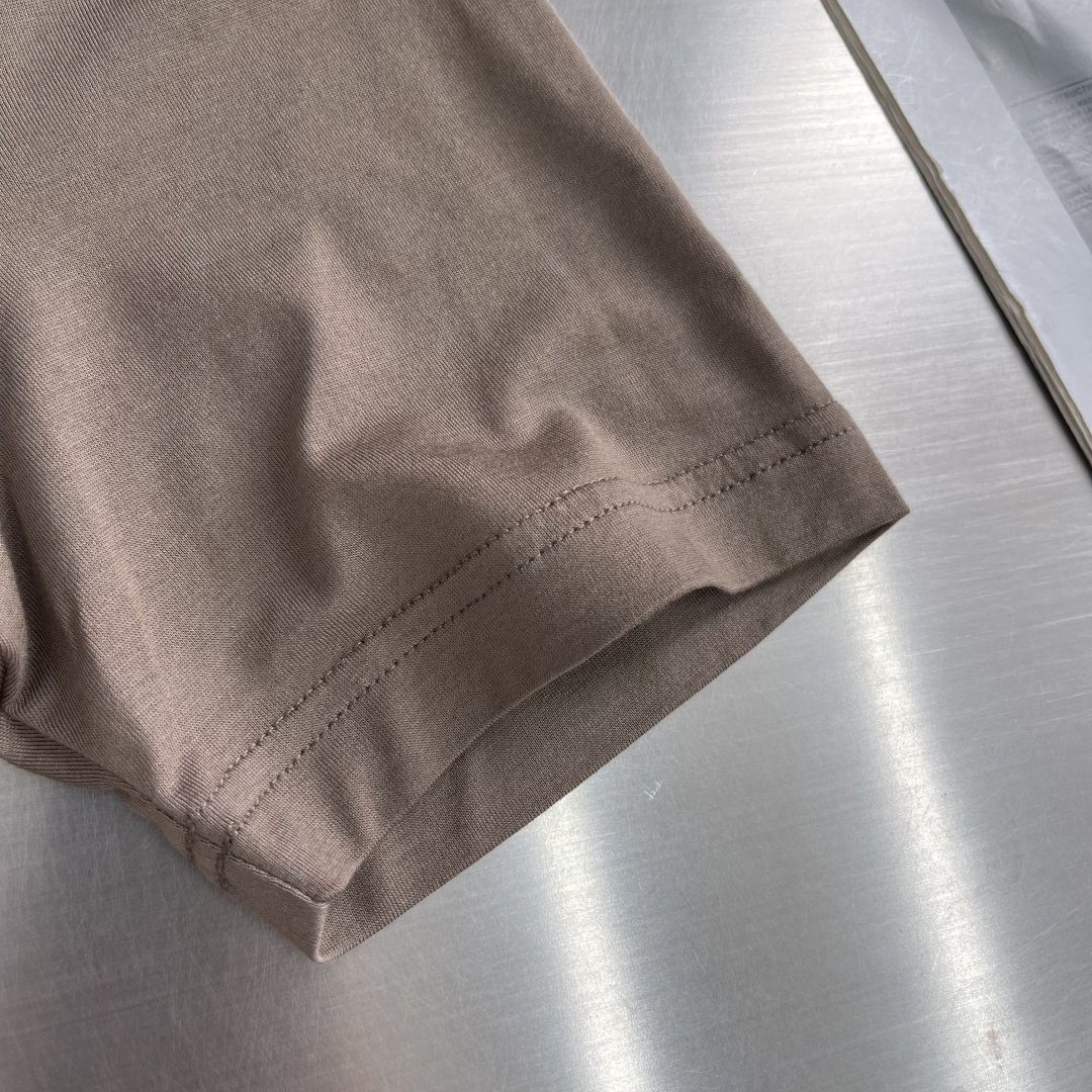 -Loro Piana 新款天丝棉T恤，这款T恤采用天丝➕羊毛面料制作而成，后领口处饰有Loro Pia