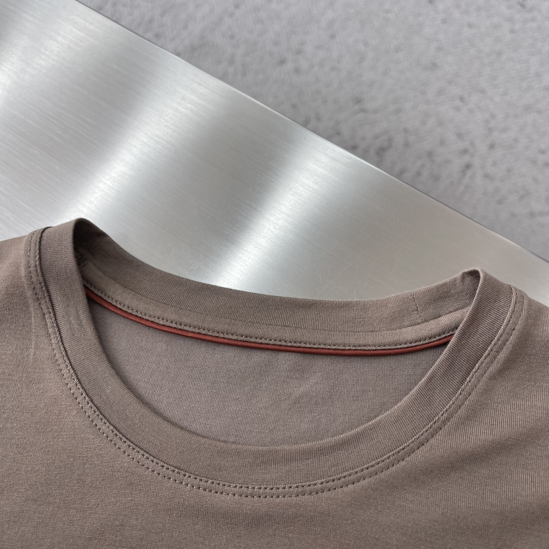 -Loro Piana 新款天丝棉T恤，这款T恤采用天丝➕羊毛面料制作而成，后领口处饰有Loro Pia