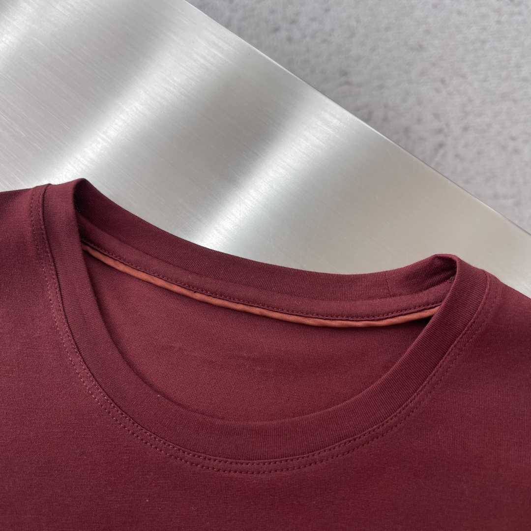 -Loro Piana 新款天丝棉T恤，这款T恤采用天丝➕羊毛面料制作而成，后领口处饰有Loro Pia