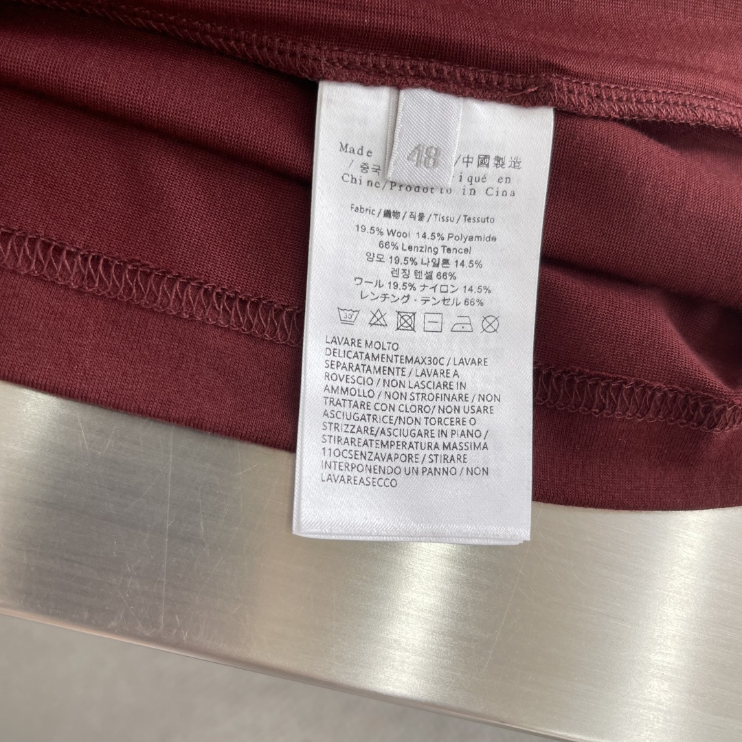 -Loro Piana 新款天丝棉T恤，这款T恤采用天丝➕羊毛面料制作而成，后领口处饰有Loro Pia