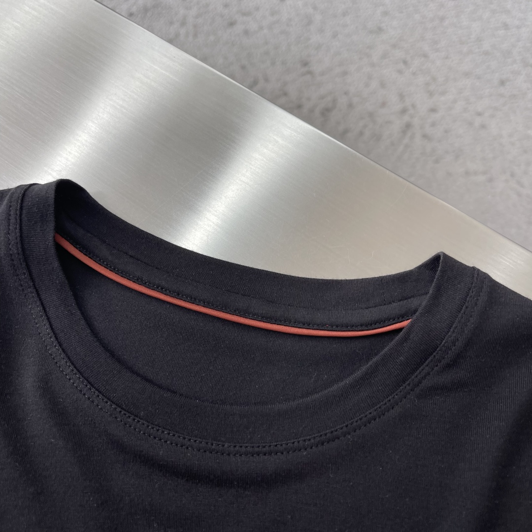 -Loro Piana 新款天丝棉T恤，这款T恤采用天丝➕羊毛面料制作而成，后领口处饰有Loro Pia