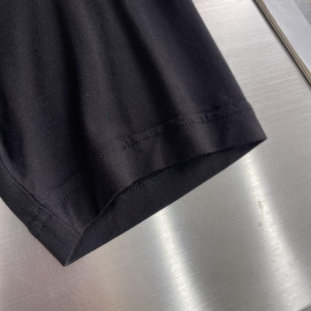 -Loro Piana 新款天丝棉T恤，这款T恤采用天丝➕羊毛面料制作而成，后领口处饰有Loro Pia