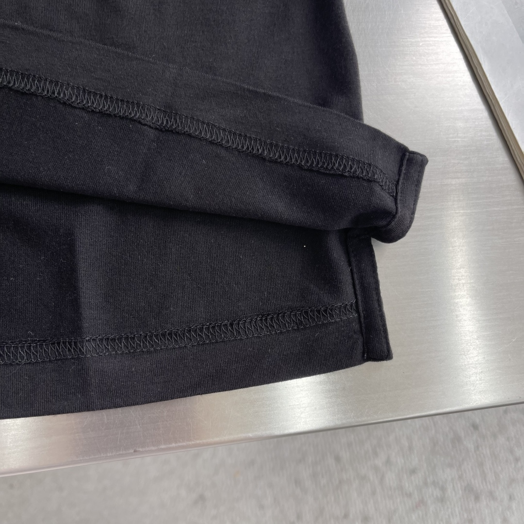 -Loro Piana 新款天丝棉T恤，这款T恤采用天丝➕羊毛面料制作而成，后领口处饰有Loro Pia