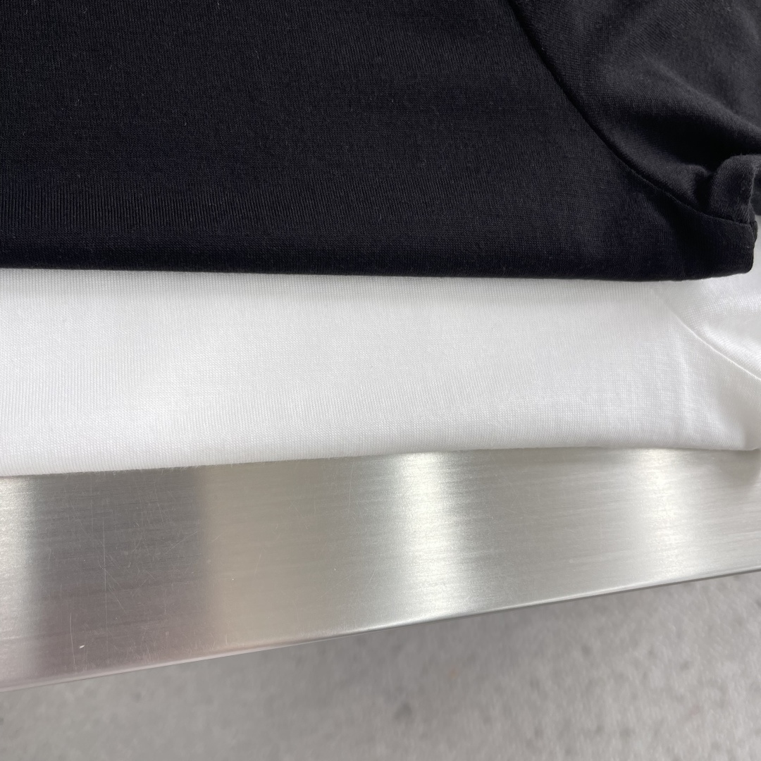 -Loro Piana 新款天丝棉T恤，这款T恤采用天丝➕羊毛面料制作而成，后领口处饰有Loro Pia