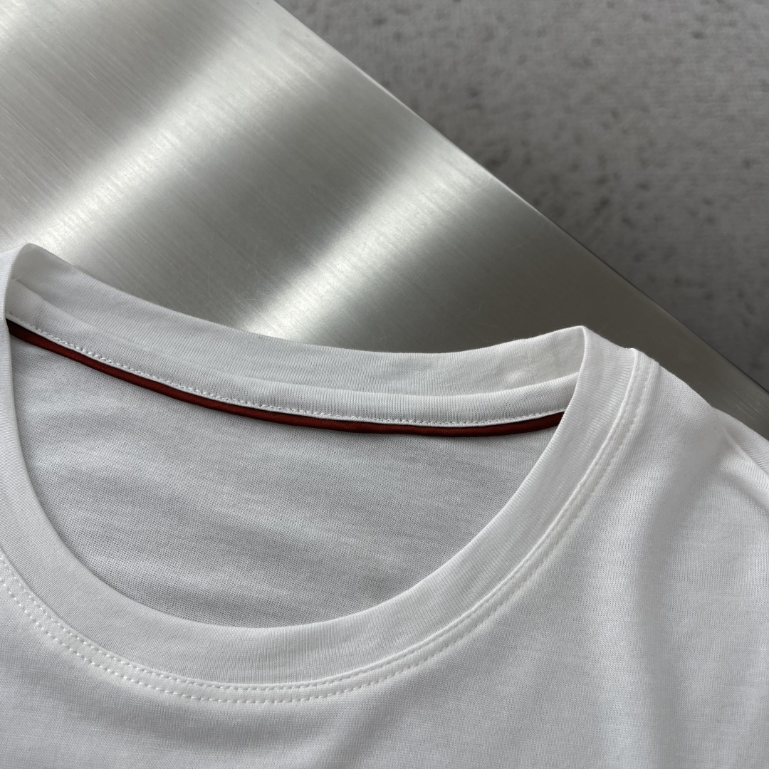 -Loro Piana 新款天丝棉T恤，这款T恤采用天丝➕羊毛面料制作而成，后领口处饰有Loro Pia