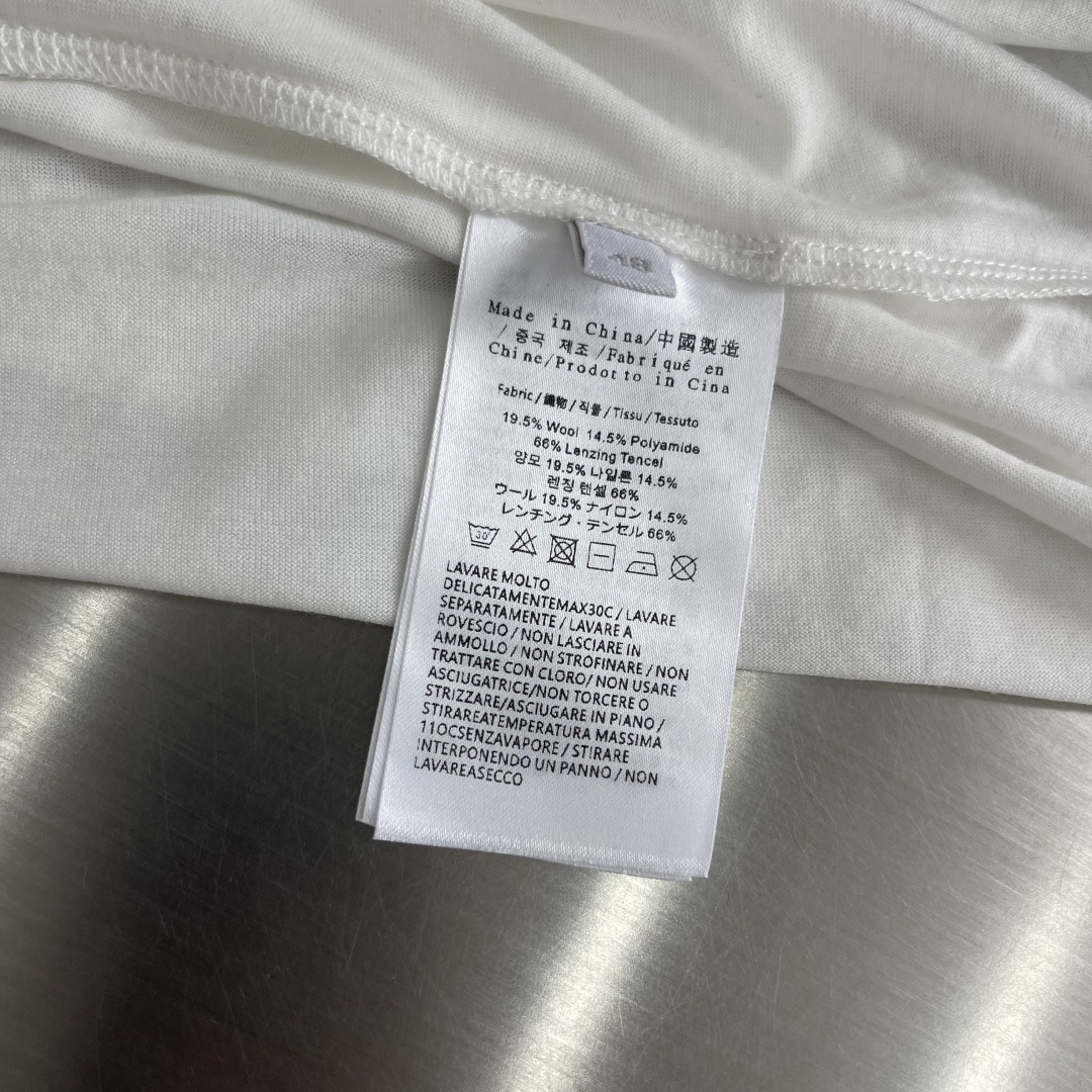 -Loro Piana 新款天丝棉T恤，这款T恤采用天丝➕羊毛面料制作而成，后领口处饰有Loro Pia