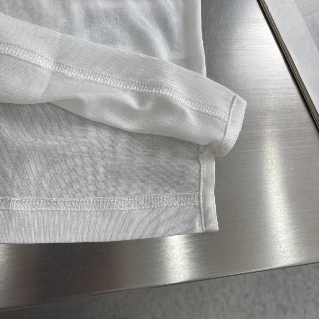 -Loro Piana 新款天丝棉T恤，这款T恤采用天丝➕羊毛面料制作而成，后领口处饰有Loro Pia