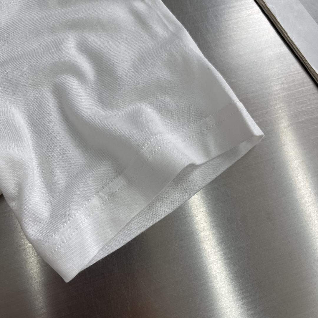 -Loro Piana 新款天丝棉T恤，这款T恤采用天丝➕羊毛面料制作而成，后领口处饰有Loro Pia