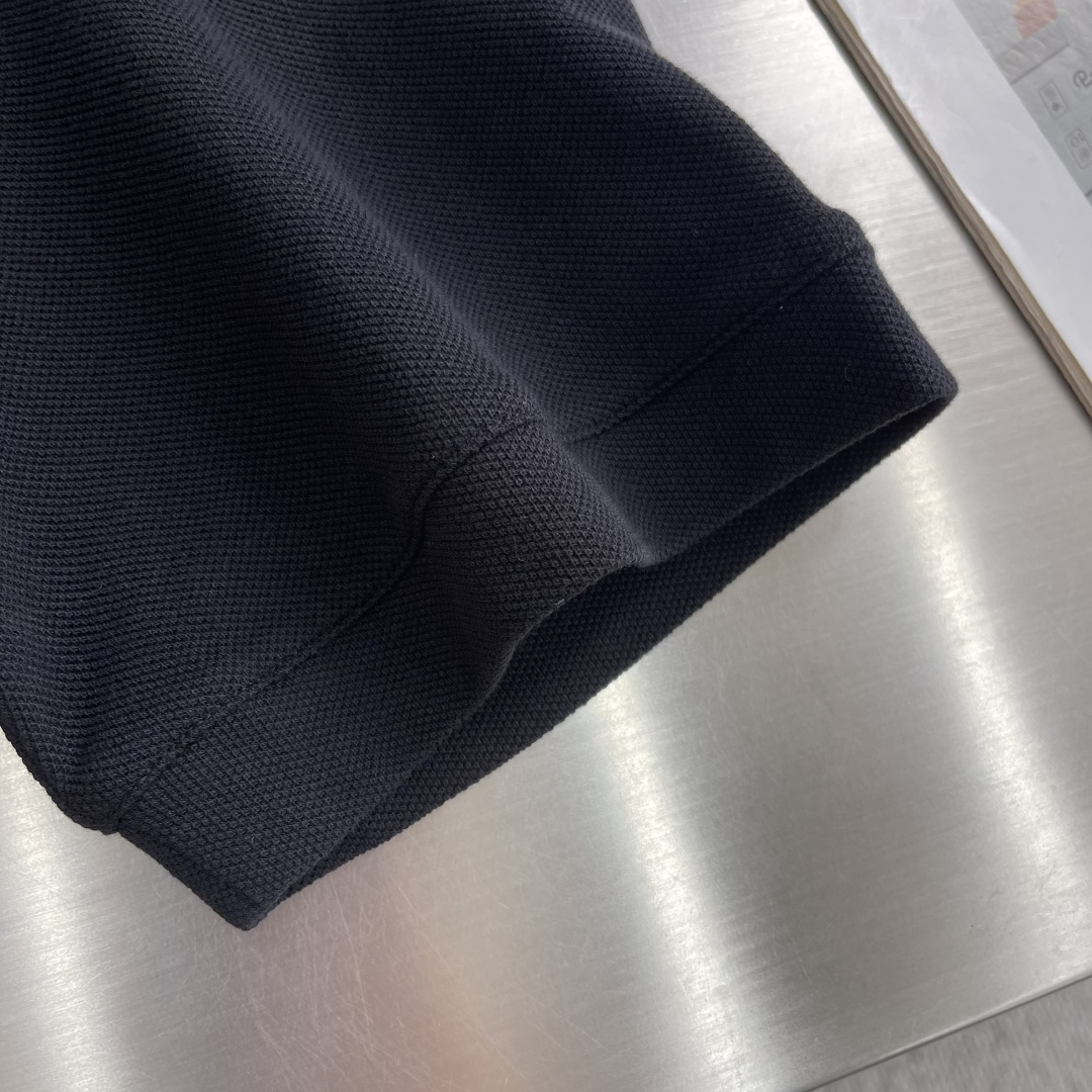 -GUCC 饰刺绣珠地棉翻领T恤。这款单品灵感源自La Famiglia的