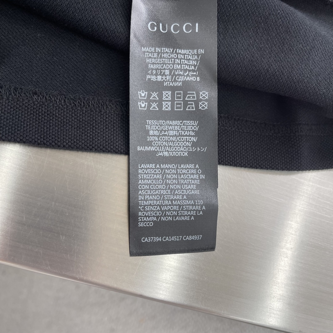 -GUCC 饰刺绣珠地棉翻领T恤。这款单品灵感源自La Famiglia的