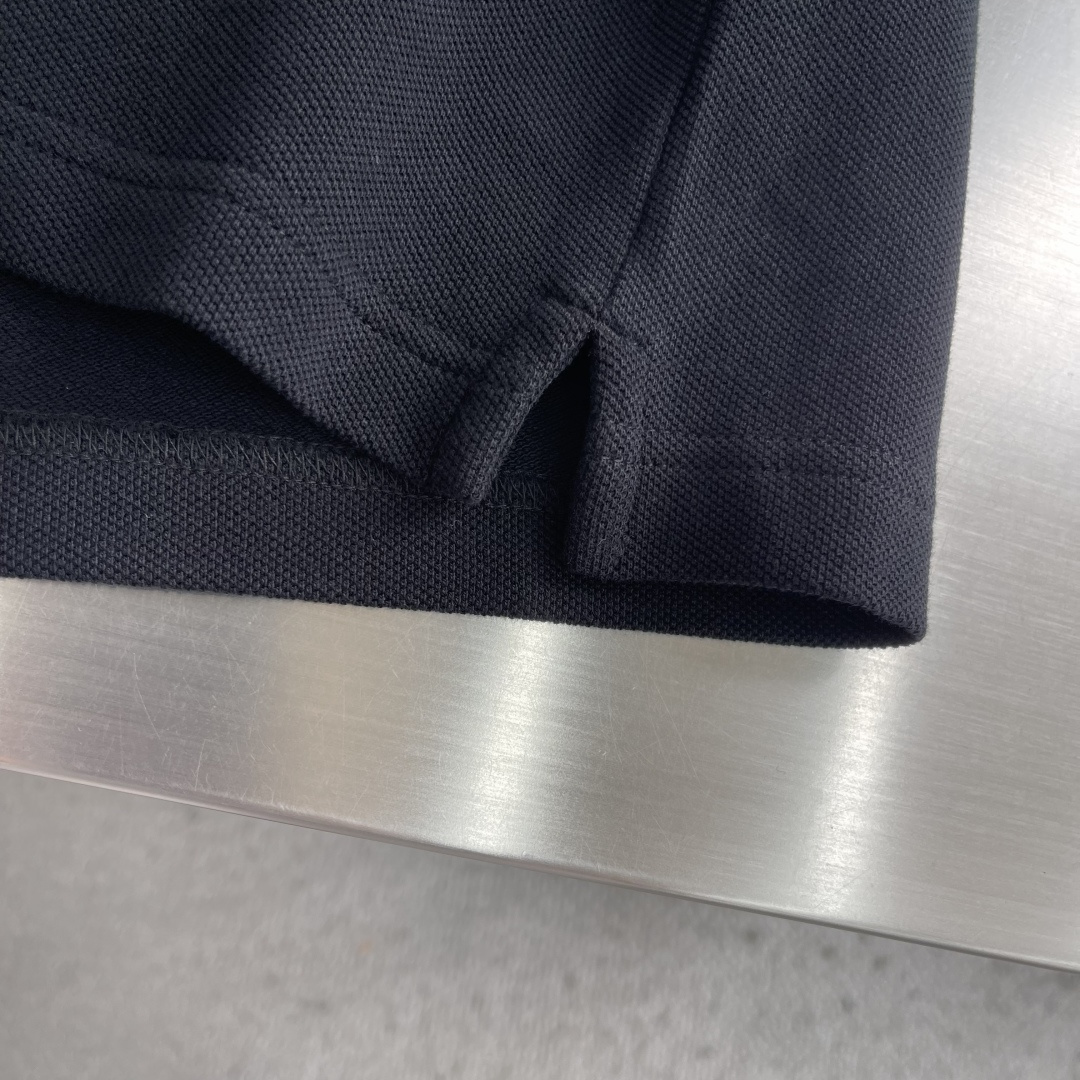 -GUCC 饰刺绣珠地棉翻领T恤。这款单品灵感源自La Famiglia的