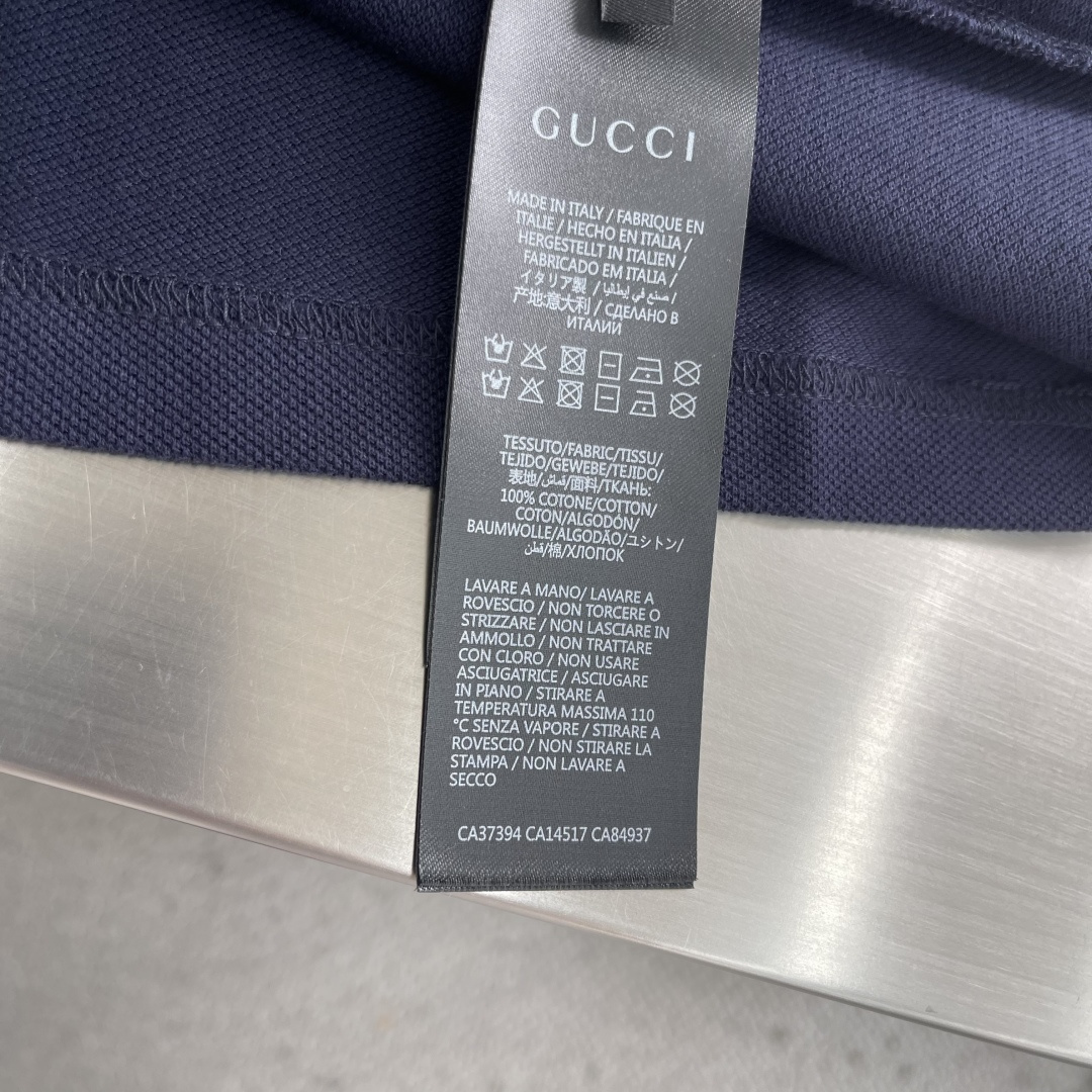 -GUCC 饰刺绣珠地棉翻领T恤。这款单品灵感源自La Famiglia的