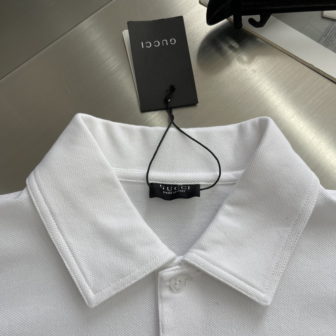 -GUCC 饰刺绣珠地棉翻领T恤。这款单品灵感源自La Famiglia的