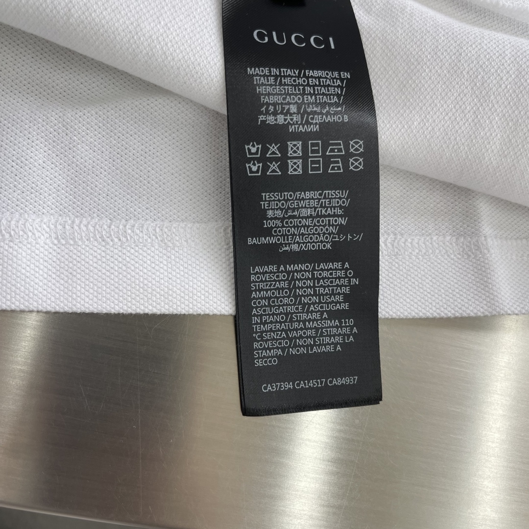 -GUCC 饰刺绣珠地棉翻领T恤。这款单品灵感源自La Famiglia的