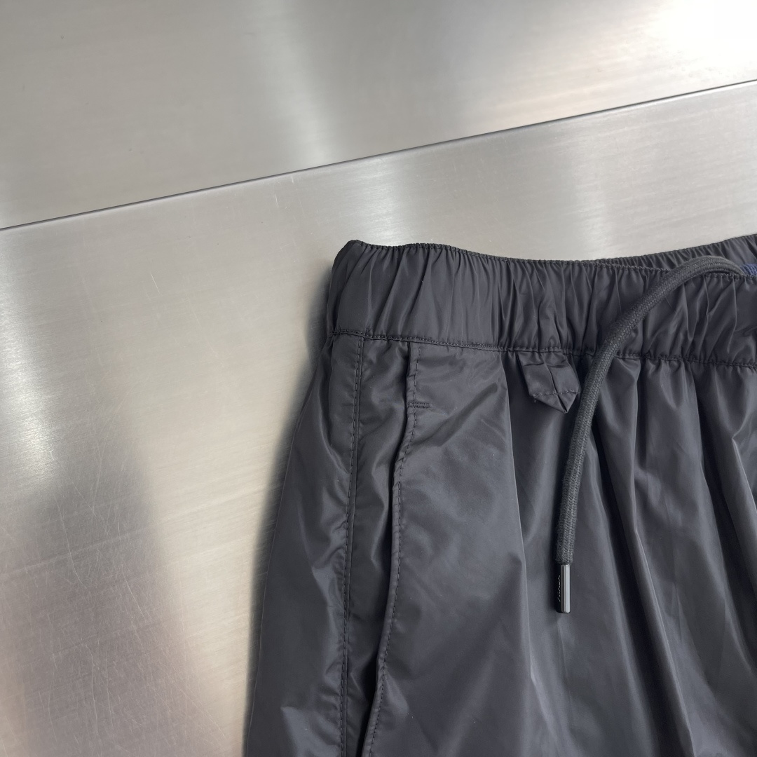 -PRAD 新款三角微标短裤。这款短裤采用流畅动感设计，选用创新的再生尼龙面料，成为Prad*系列的元素