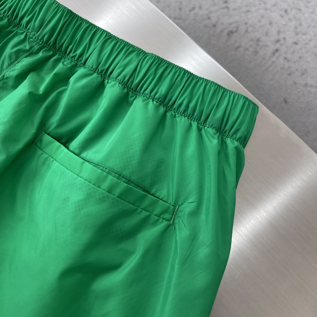 -PRAD 新款三角微标短裤。这款短裤采用流畅动感设计，选用创新的再生尼龙面料，成为Prad*系列的元素