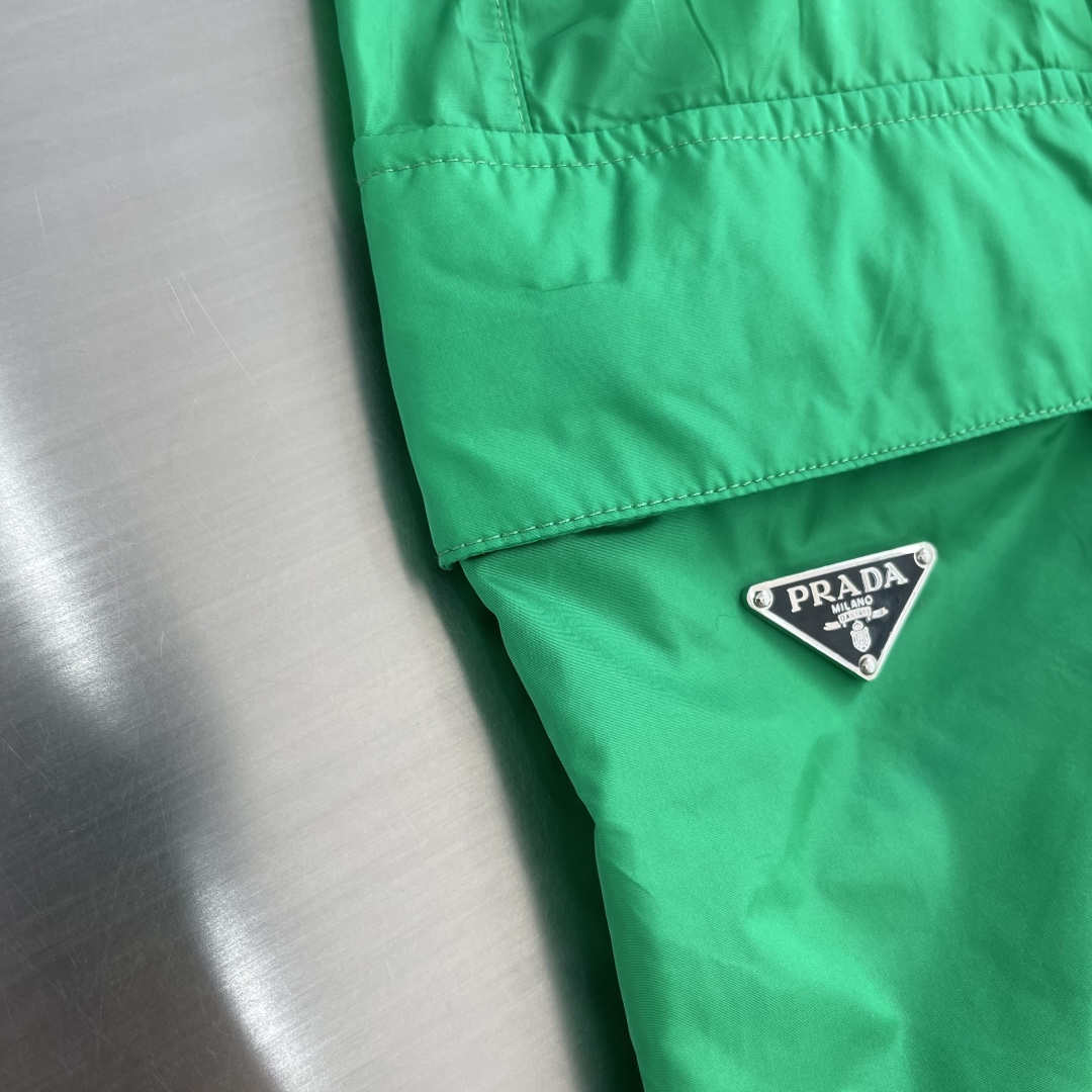 -PRAD 新款三角微标短裤。这款短裤采用流畅动感设计，选用创新的再生尼龙面料，成为Prad*系列的元素