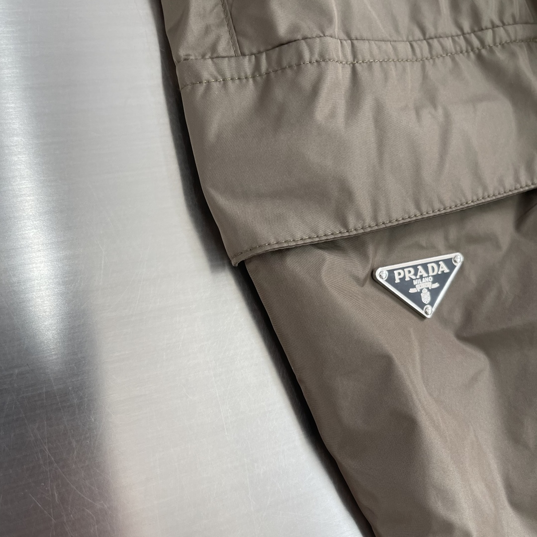 -PRAD 新款三角微标短裤。这款短裤采用流畅动感设计，选用创新的再生尼龙面料，成为Prad*系列的元素