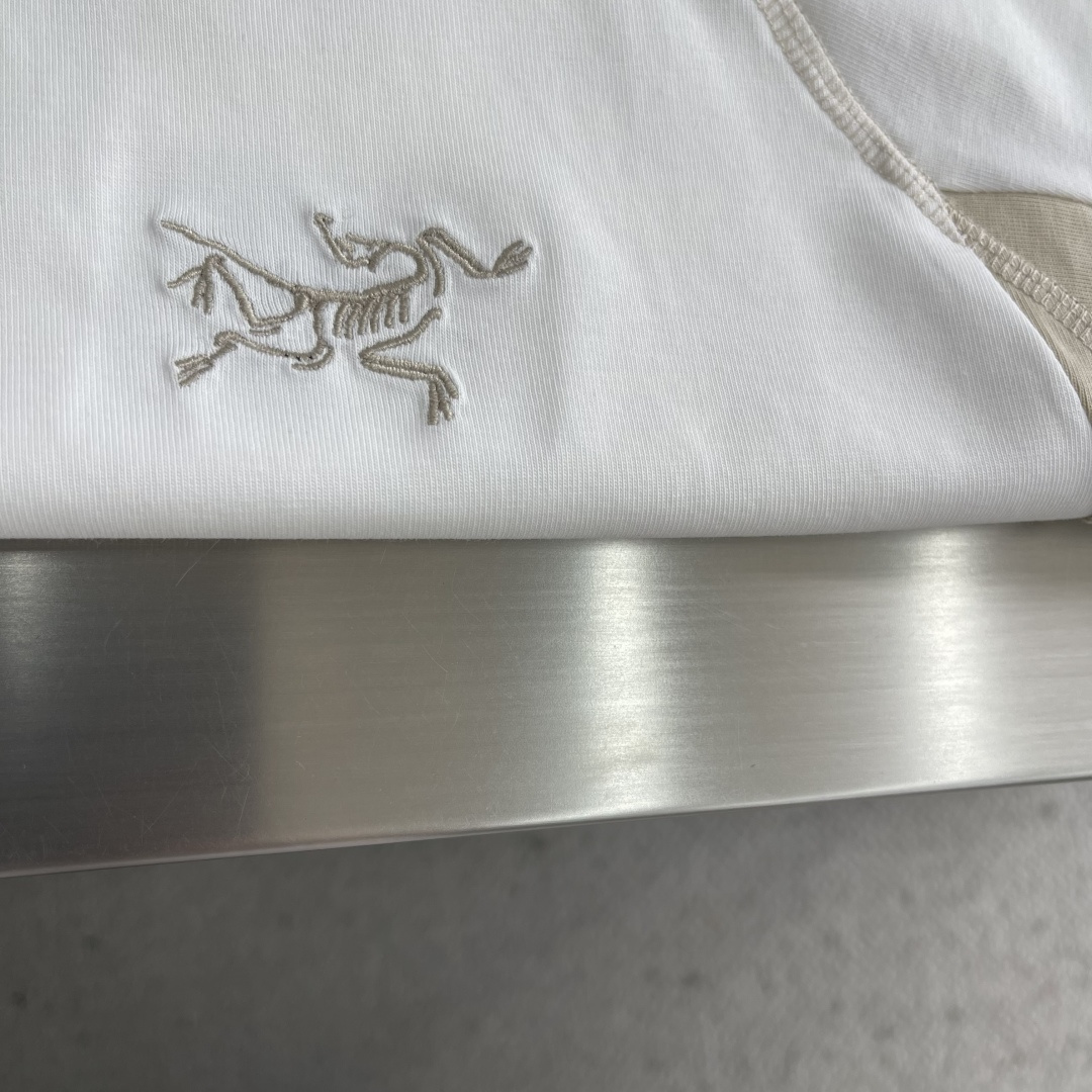 -🐦 鸟家 明线拼接刺绣短袖T恤 采用270克全棉40支双股爽滑透气排汗面料，原版订染布料，全身按四针六