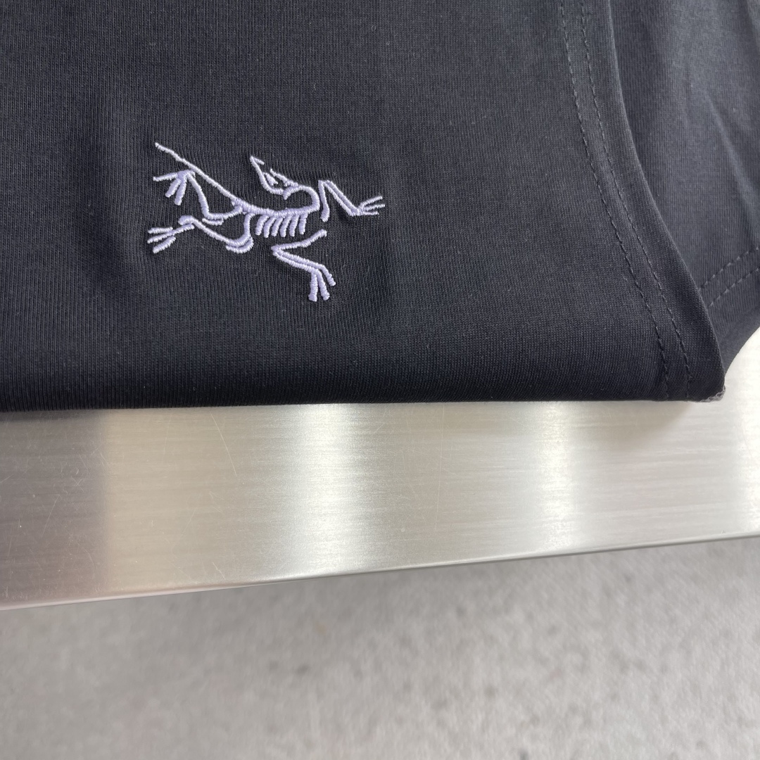 -🐦 鸟家 2024 新款来咯！时尚百搭的宽松无袖坎肩背心，logo 刺绣超酷炫！纯棉材质，舒适透气。这