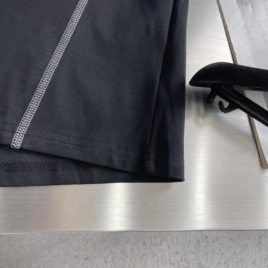 -🐦 鸟家 2024 新款来咯！时尚百搭的宽松无袖坎肩背心，logo 刺绣超酷炫！纯棉材质，舒适透气。这