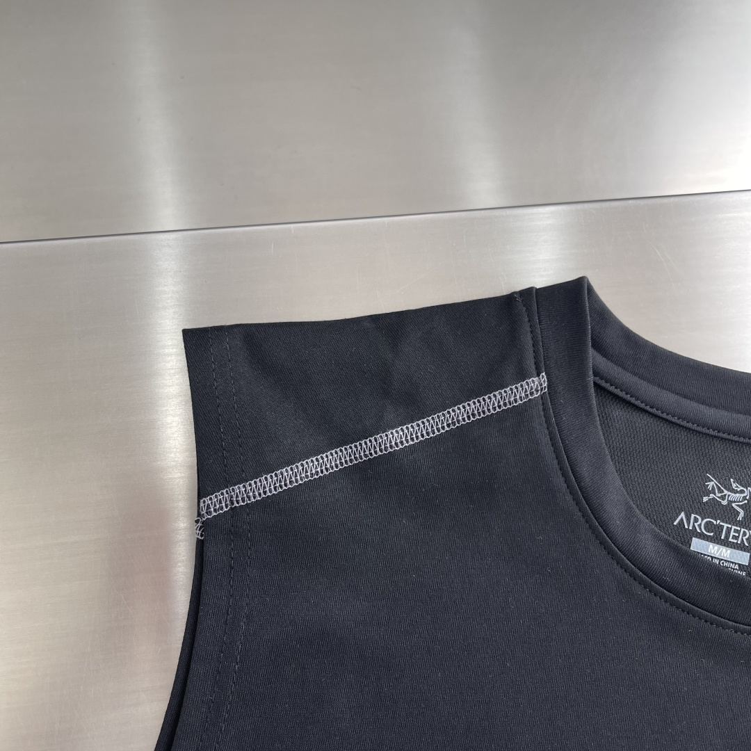 -🐦 鸟家 2024 新款来咯！时尚百搭的宽松无袖坎肩背心，logo 刺绣超酷炫！纯棉材质，舒适透气。这