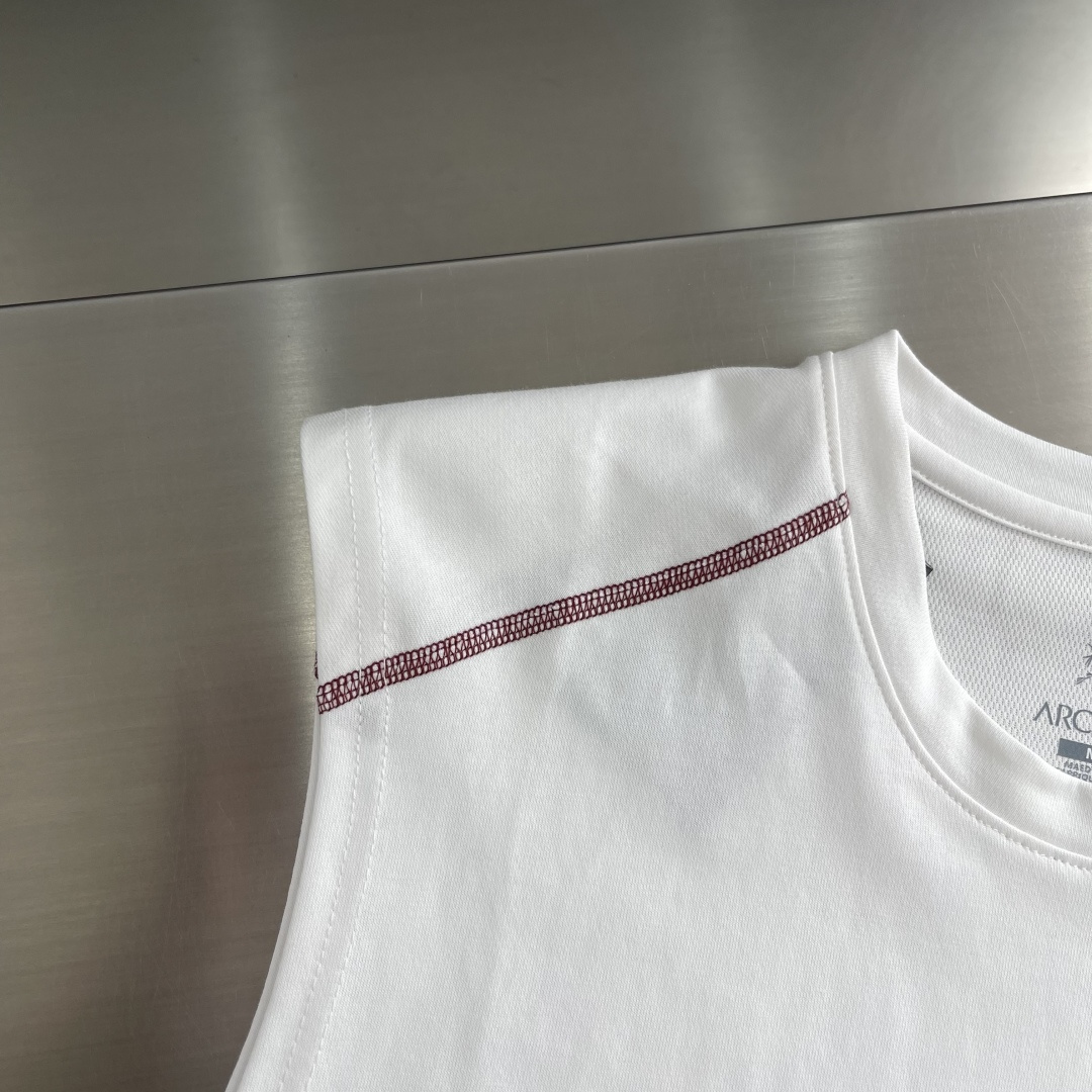 -🐦 鸟家 2024 新款来咯！时尚百搭的宽松无袖坎肩背心，logo 刺绣超酷炫！纯棉材质，舒适透气。这