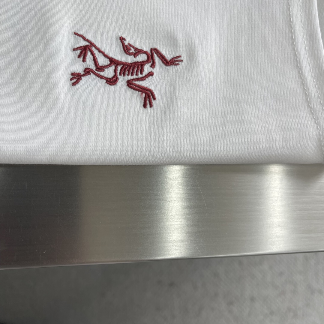 -🐦 鸟家 2024 新款来咯！时尚百搭的宽松无袖坎肩背心，logo 刺绣超酷炫！纯棉材质，舒适透气。这