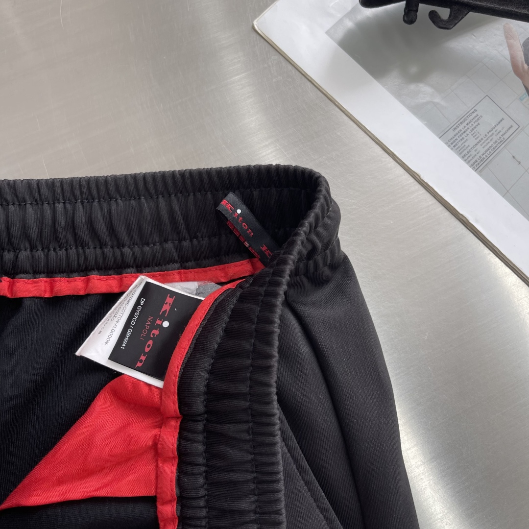 -Kiton 工装风休闲短裤 26ss春夏新款在设计基调方面继续沿袭了K家的极简路线，细节元素各自丰富发