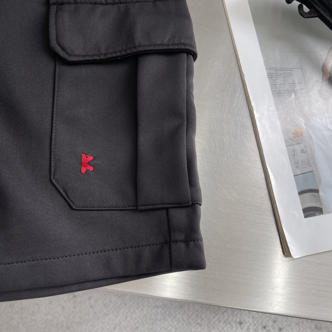 -Kiton 工装风休闲短裤 26ss春夏新款在设计基调方面继续沿袭了K家的极简路线，细节元素各自丰富发