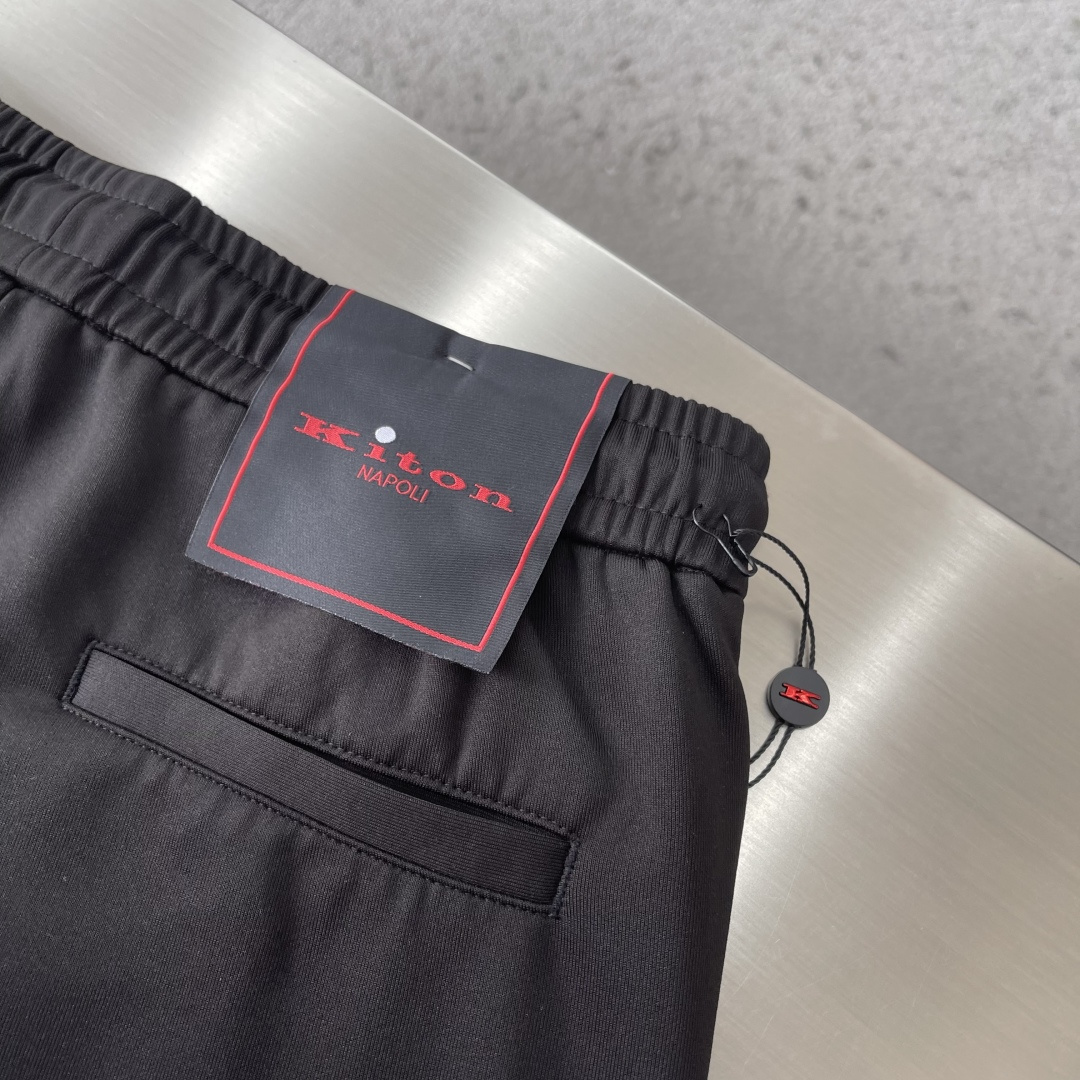 -Kiton 工装风休闲短裤 26ss春夏新款在设计基调方面继续沿袭了K家的极简路线，细节元素各自丰富发