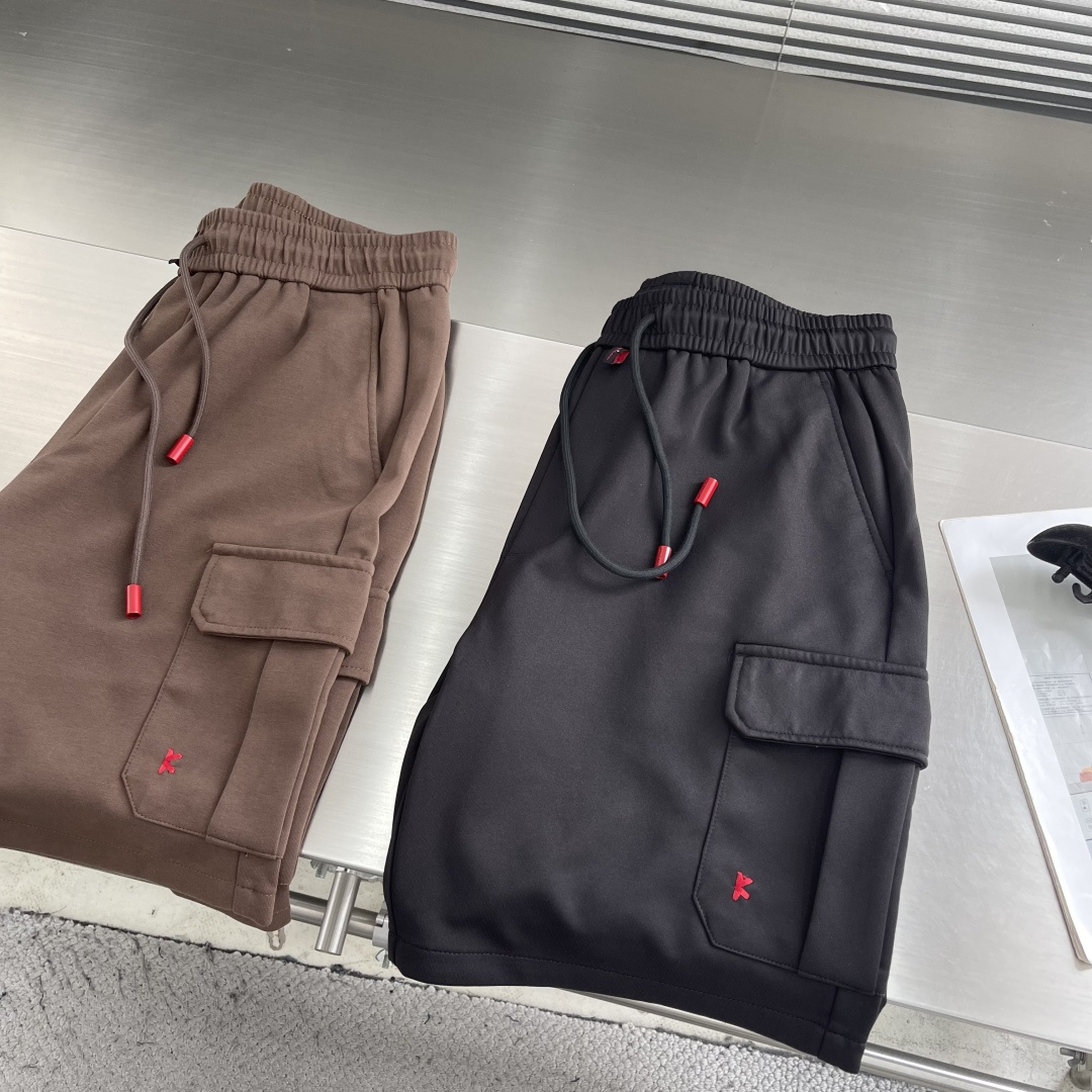 -Kiton 工装风休闲短裤 26ss春夏新款在设计基调方面继续沿袭了K家的极简路线，细节元素各自丰富发