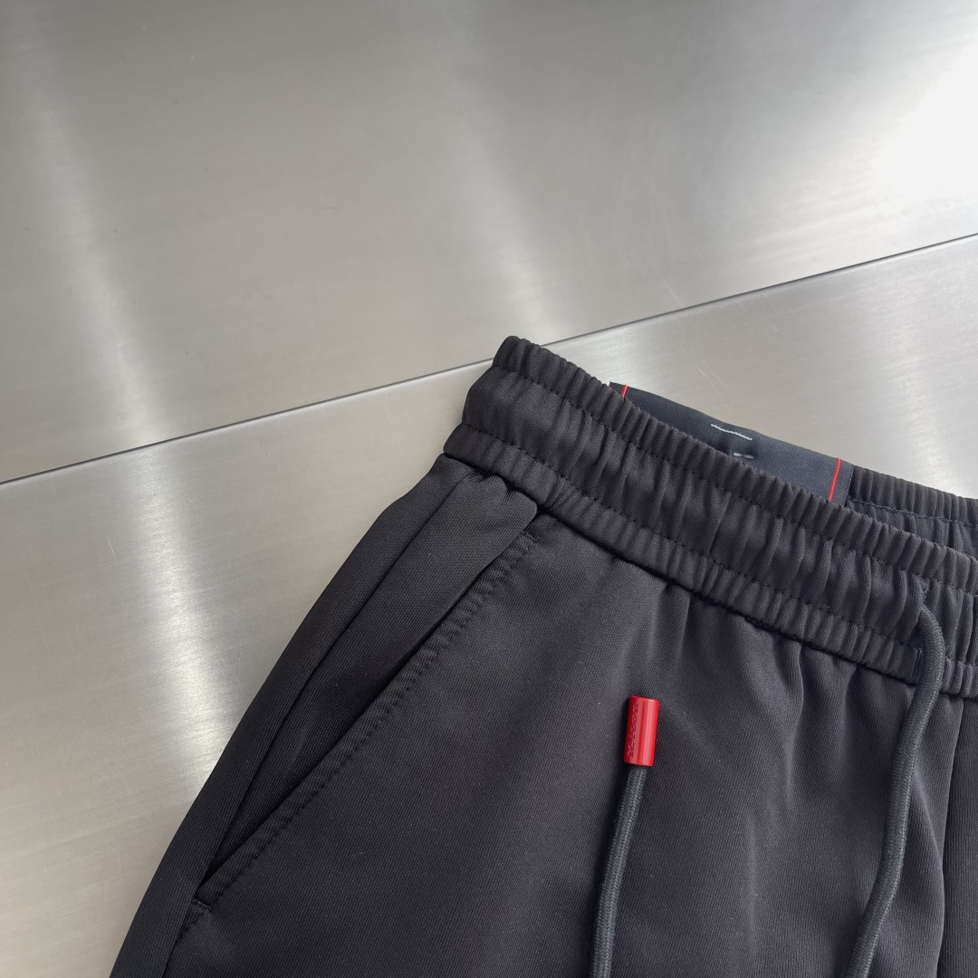 -Kiton 工装风休闲短裤 26ss春夏新款在设计基调方面继续沿袭了K家的极简路线，细节元素各自丰富发