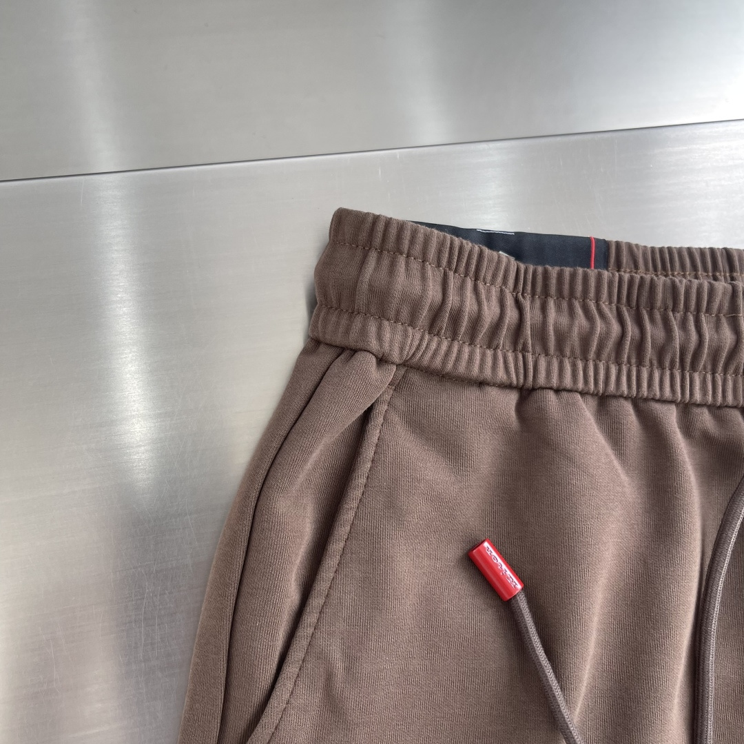 -Kiton 工装风休闲短裤 26ss春夏新款在设计基调方面继续沿袭了K家的极简路线，细节元素各自丰富发