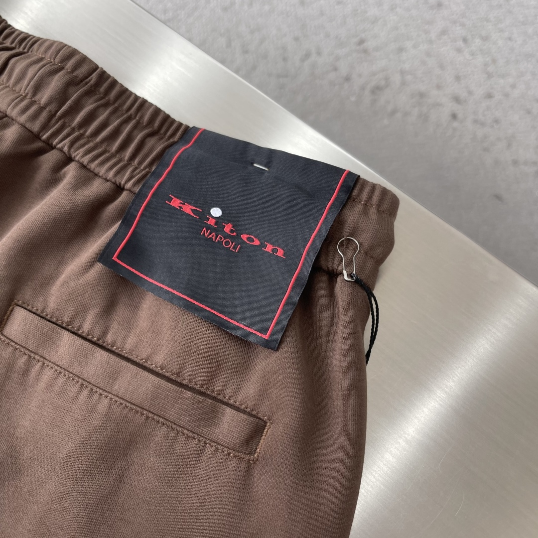 -Kiton 工装风休闲短裤 26ss春夏新款在设计基调方面继续沿袭了K家的极简路线，细节元素各自丰富发