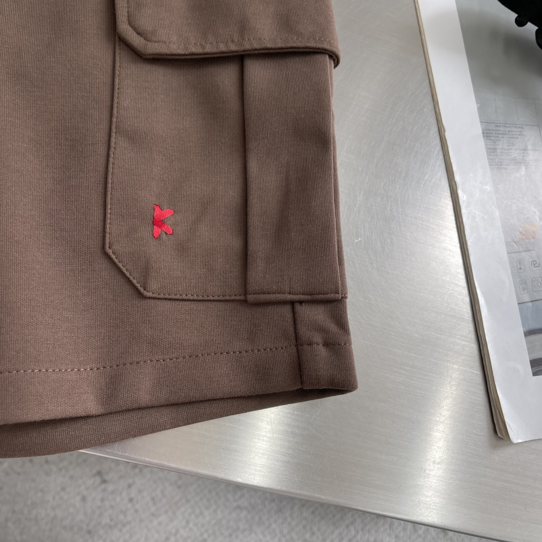 -Kiton 工装风休闲短裤 26ss春夏新款在设计基调方面继续沿袭了K家的极简路线，细节元素各自丰富发