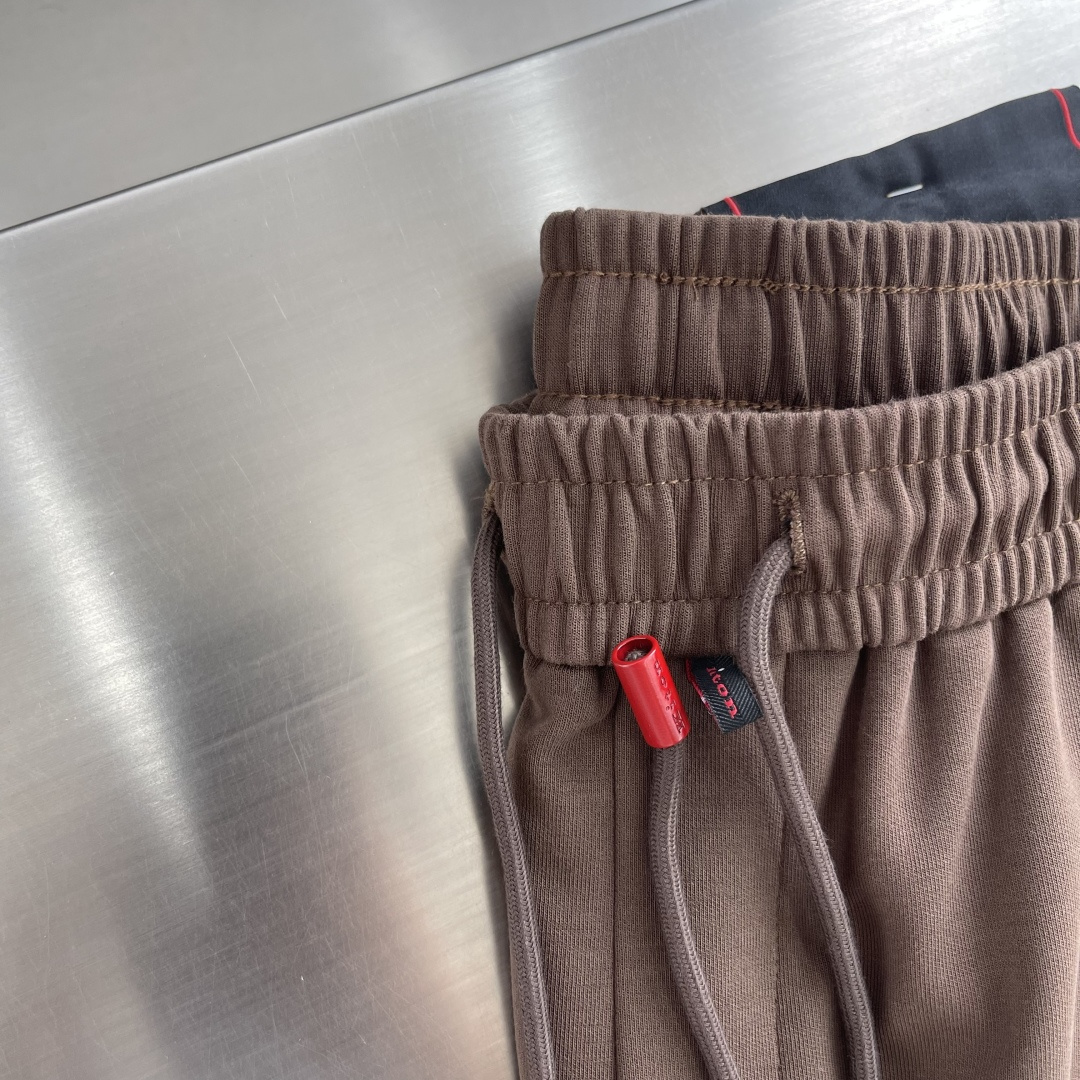 -Kiton 工装风休闲短裤 26ss春夏新款在设计基调方面继续沿袭了K家的极简路线，细节元素各自丰富发