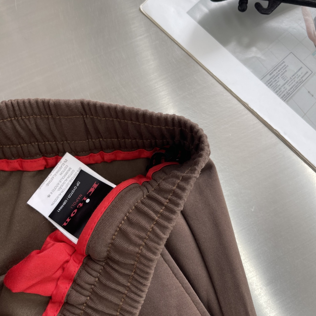 -Kiton 工装风休闲短裤 26ss春夏新款在设计基调方面继续沿袭了K家的极简路线，细节元素各自丰富发