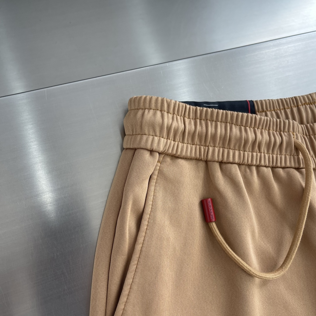 -Kiton 工装风休闲短裤 26ss春夏新款在设计基调方面继续沿袭了K家的极简路线，细节元素各自丰富发