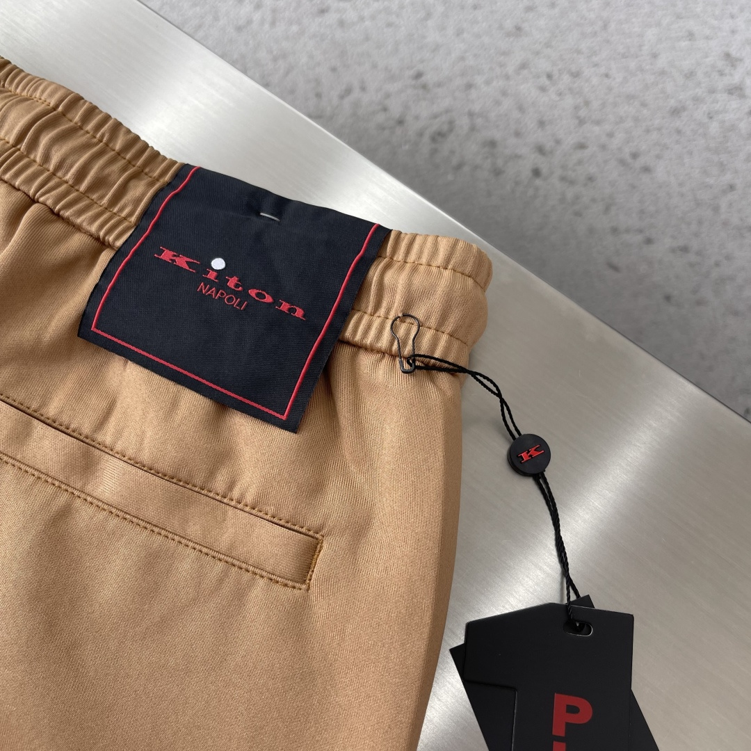 -Kiton 工装风休闲短裤 26ss春夏新款在设计基调方面继续沿袭了K家的极简路线，细节元素各自丰富发
