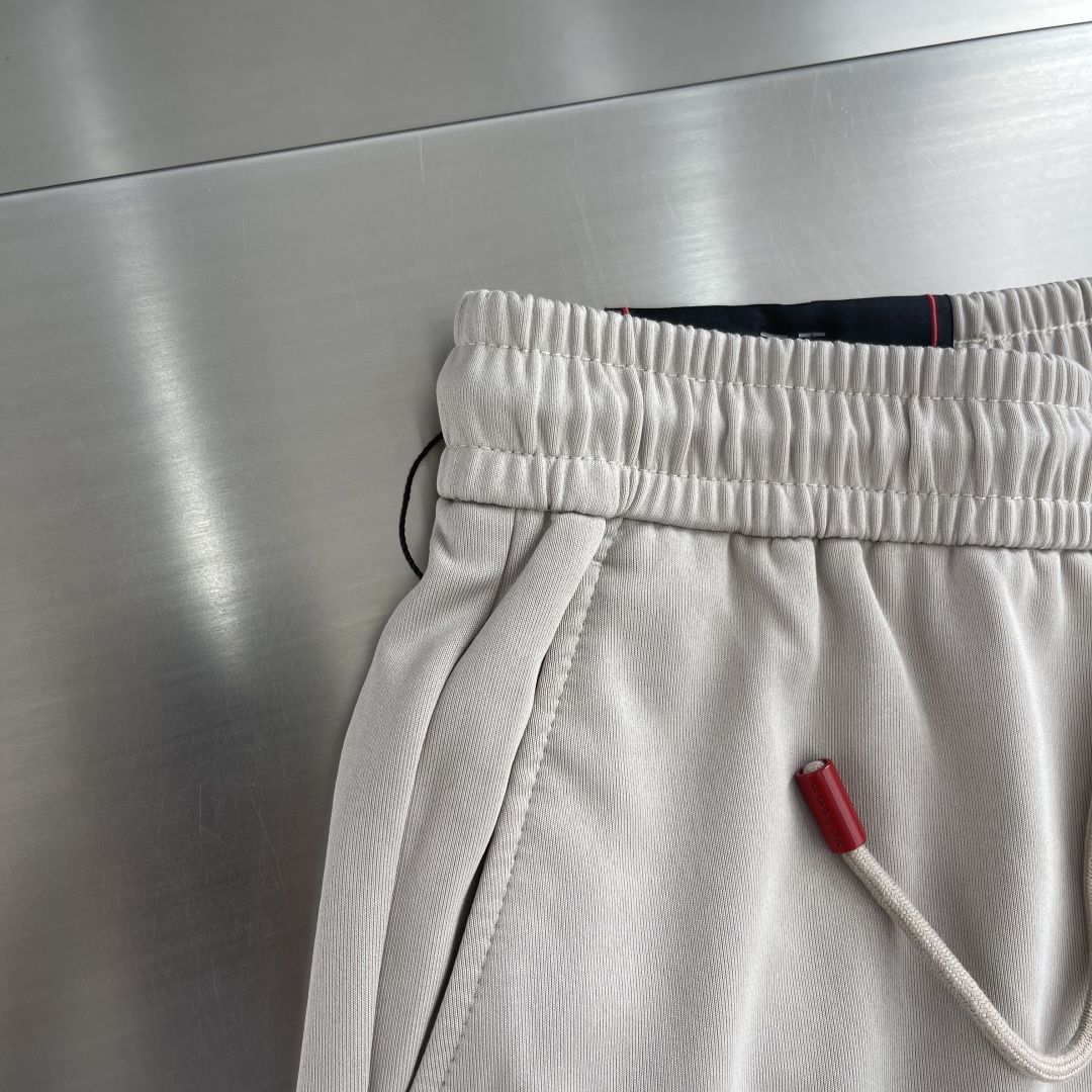 -Kiton 工装风休闲短裤 26ss春夏新款在设计基调方面继续沿袭了K家的极简路线，细节元素各自丰富发