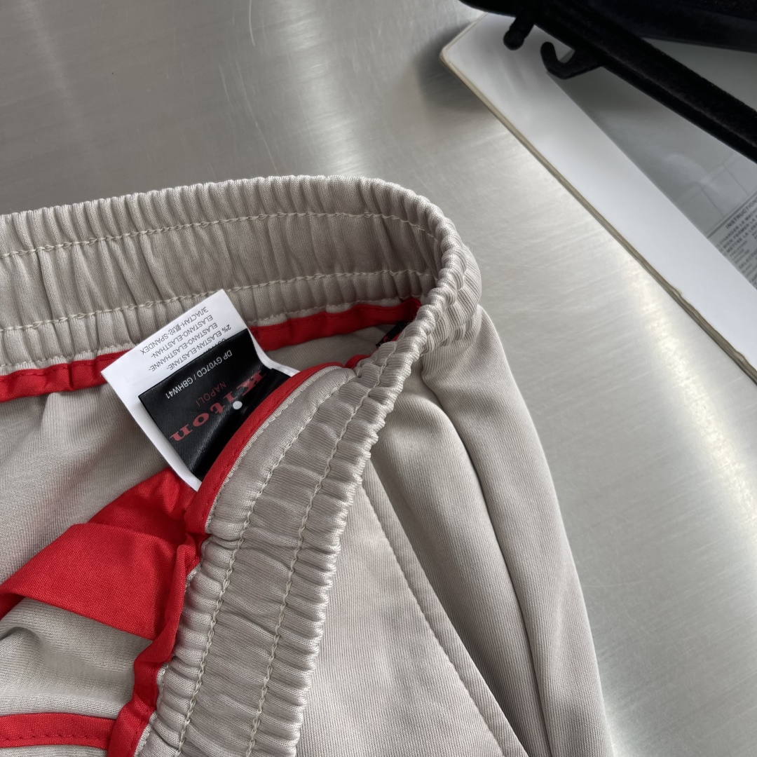 -Kiton 工装风休闲短裤 26ss春夏新款在设计基调方面继续沿袭了K家的极简路线，细节元素各自丰富发