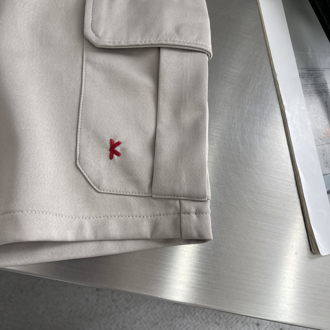 -Kiton 工装风休闲短裤 26ss春夏新款在设计基调方面继续沿袭了K家的极简路线，细节元素各自丰富发