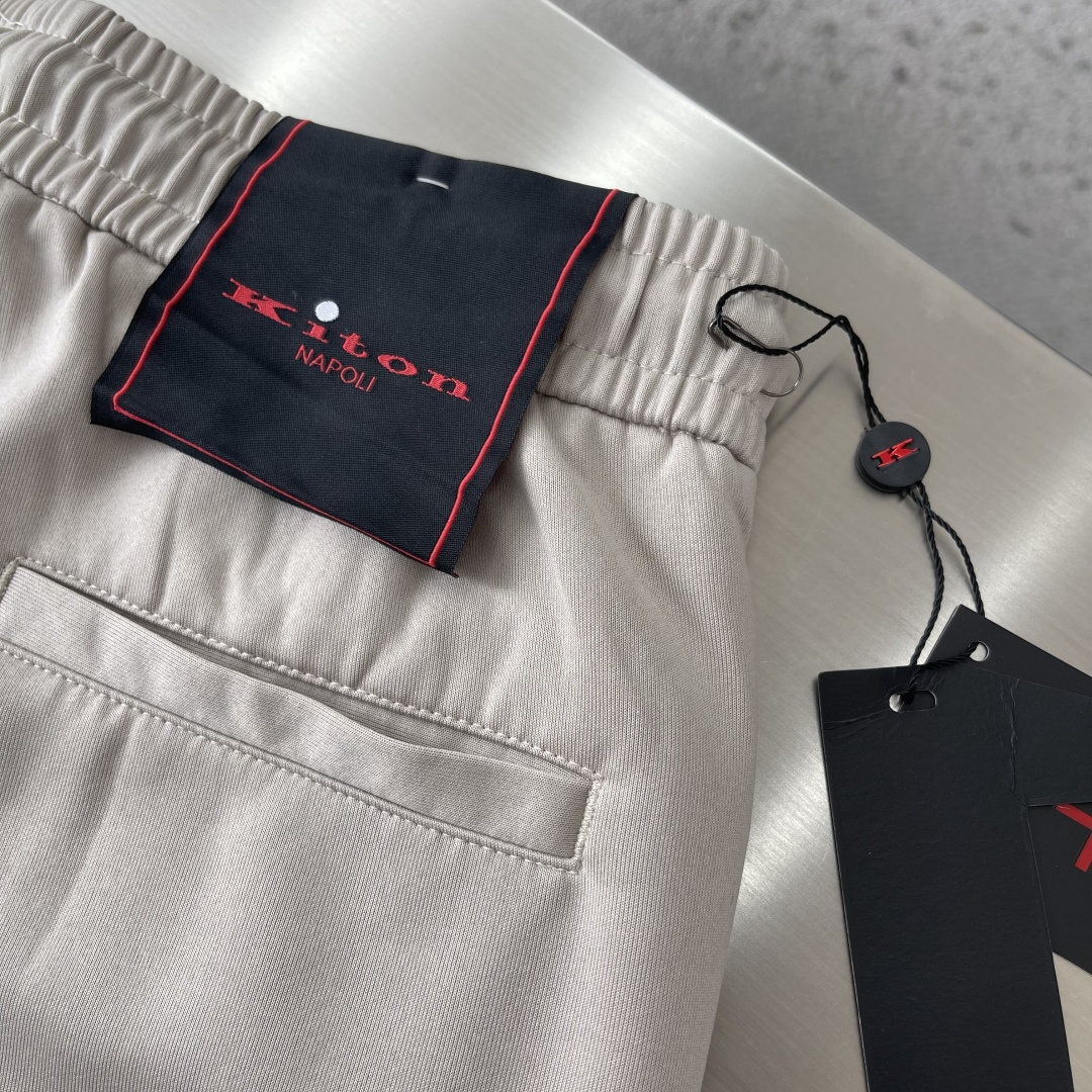 -Kiton 工装风休闲短裤 26ss春夏新款在设计基调方面继续沿袭了K家的极简路线，细节元素各自丰富发
