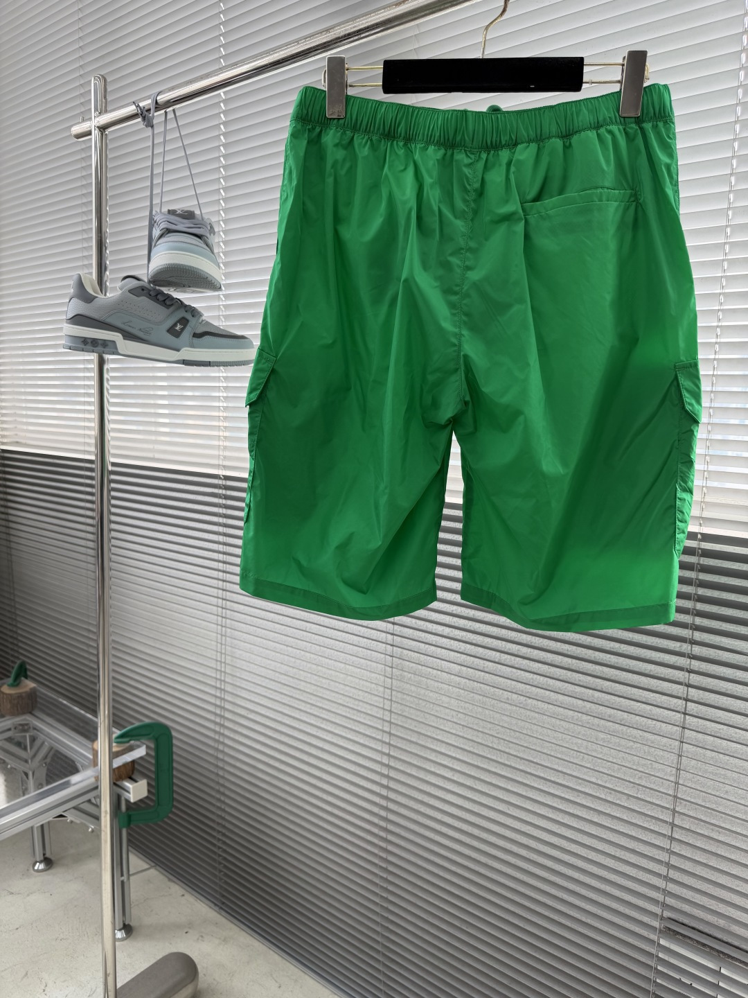 -PRAD 新款三角微标短裤。这款短裤采用流畅动感设计，选用创新的再生尼龙面料，成为Prad*系列的元素