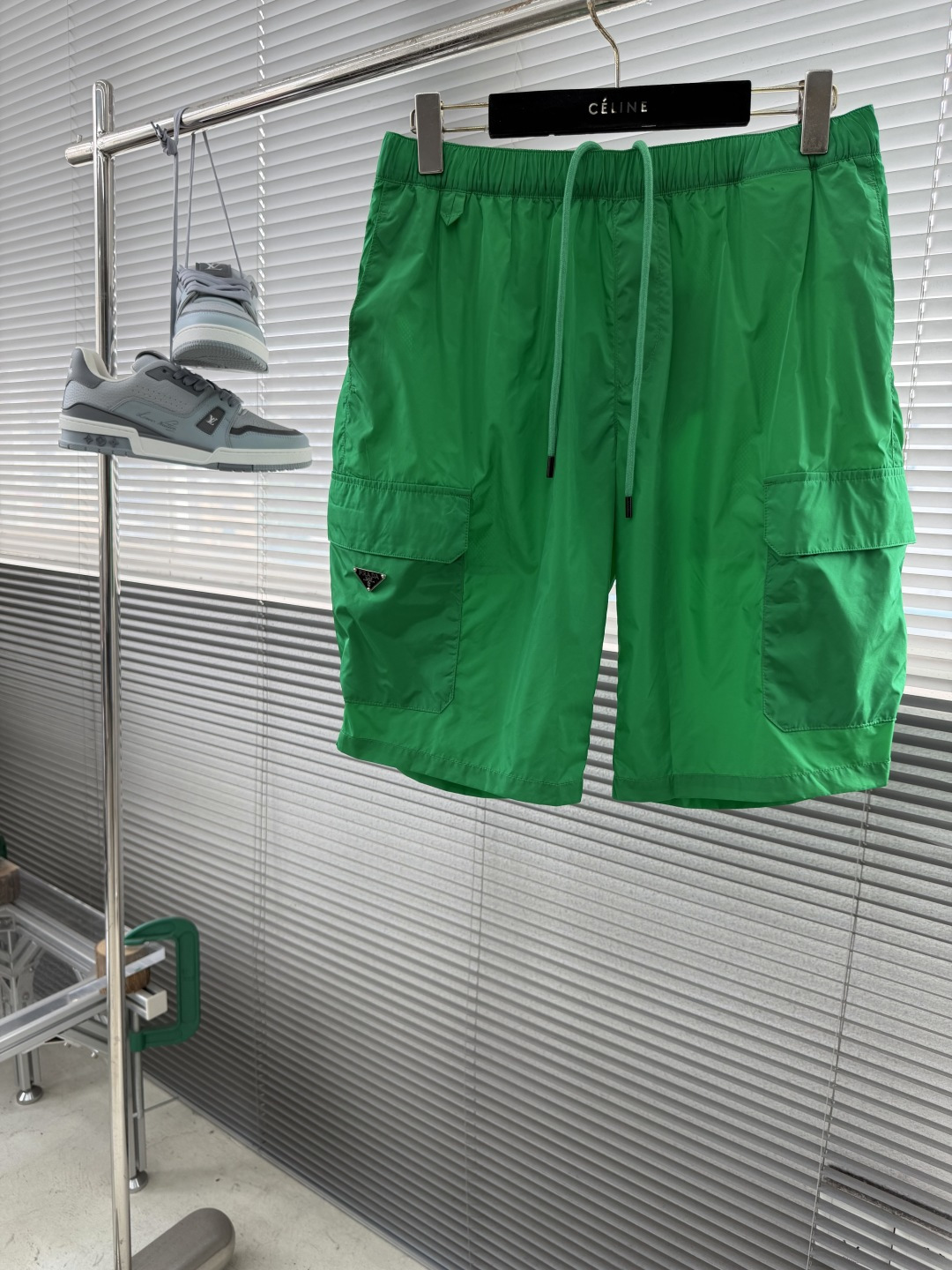 -PRAD 新款三角微标短裤。这款短裤采用流畅动感设计，选用创新的再生尼龙面料，成为Prad*系列的元素